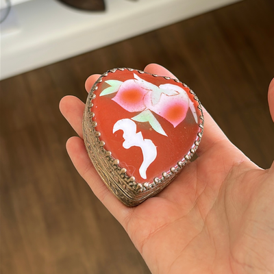 Antigua cajita de porcelana y metal bañado en plata 