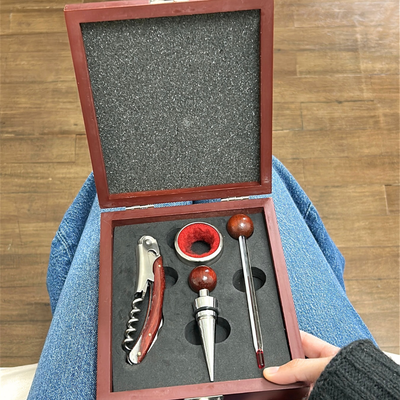Set de vino cromado en 4 piezas 