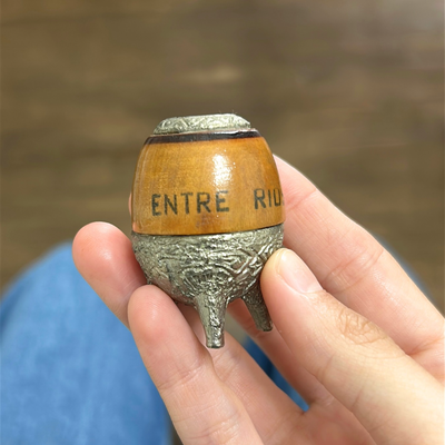 Mate miniatura decorativo en madera y metal 
