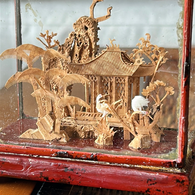 Escultura miniatura China tallada en corcho