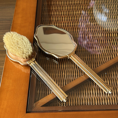 Antiguo juego de tocador de espejo y cepillo en metal (Precio por ambos)