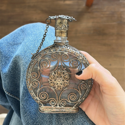 Perfumero antiguo vintage en frasco de vidrio con filigrana de metal