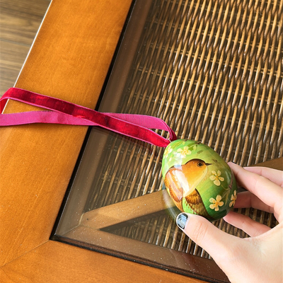 Huevo decorativo de madera pintado a mano