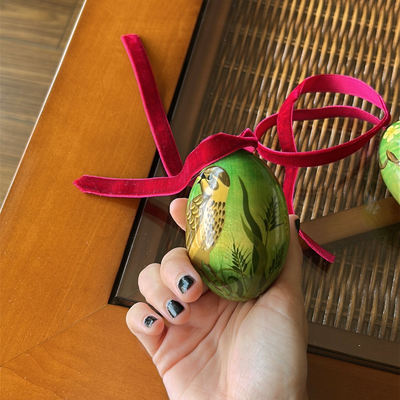 Huevo decorativo de madera pintado a mano