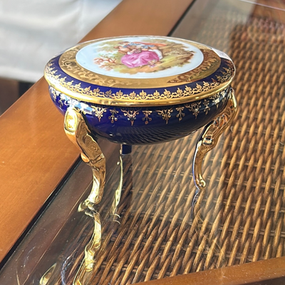 Alhajero/Caramelera con tres patas &nbsp;de porcelana Limoges