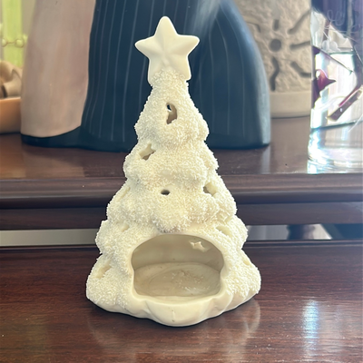 Arbol de Navidad ceramico blanco decorativo y porta velas con textura qué simula nieve