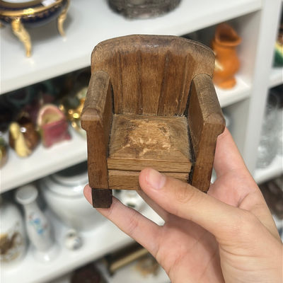 Sillón miniatura antiguo de madera
