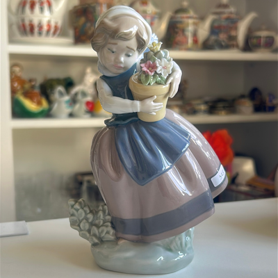 Lladro niña con maceta 
