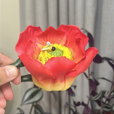 Tetera miniatura en forma de rosa con abeja 