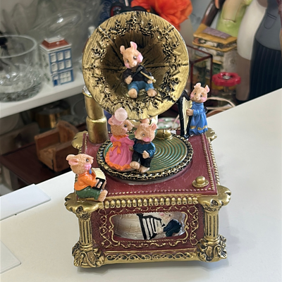 Caja musical con diseño de gramófono retro y figuras de ratones