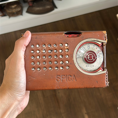 Radio vintage marca Spica original con estuche de cuero y en funcionamiento