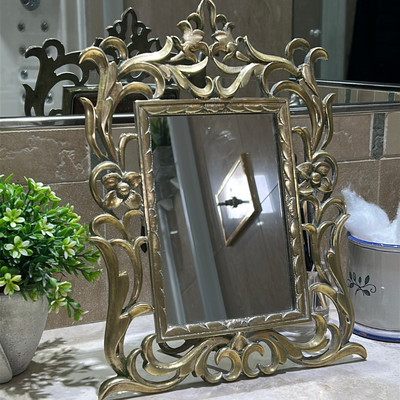 Antiguo espejo de apoyo de bronce estilo francés decorado con flores de cardo 