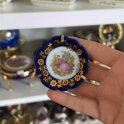Plato miniatura Limoge escena Galante con borde azul con flores doradas