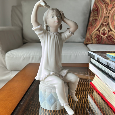 Lladro niña lavándose el cabello opaca 