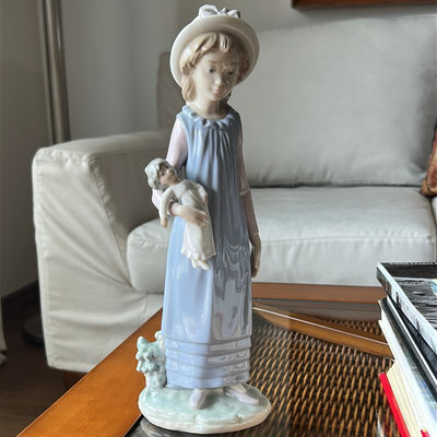 Lladro modelo Belinda con su muñeca 