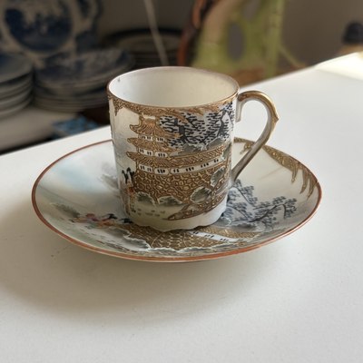 Taza de café de porcelana japonesa con base ondulada  