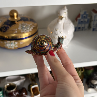 caracol decorativo con técnica de cloisonné