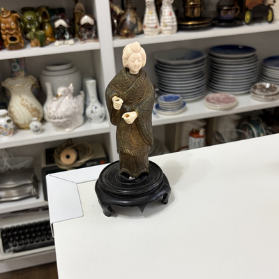 Figura femenina de bronce Geisha