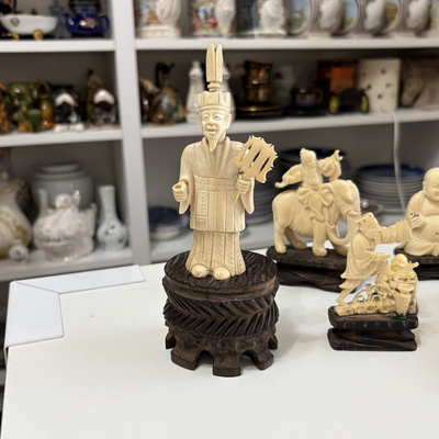 Sabio o figura mitológicas oriental en material noble