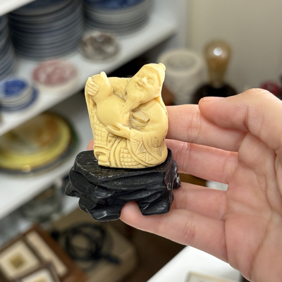 Figura oriental de anciano con tambor 