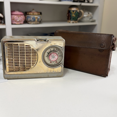 Radio Spica con estuche de cuero 
