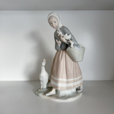 Lladro opaca, niña con patos a su alrededor