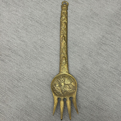 Tenedor de bronce antiguo
