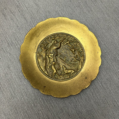 Plato de bronce pesado escena de caza