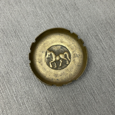 Cenicero antiguo de bronce pesado con figura de caballo