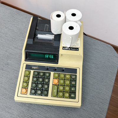 Calculadora vintage con impresora y papel