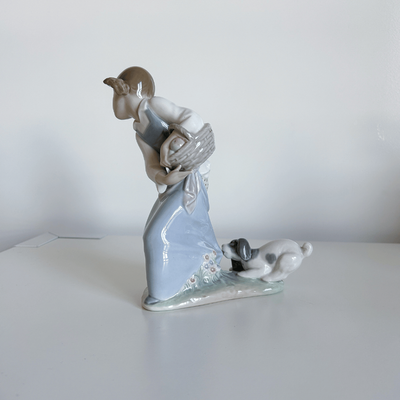 Lladro niña con perrito tirando de la falda