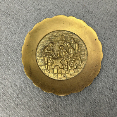Plato de bronce pesado escena de época