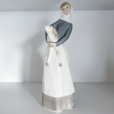 Lladro niña con un cordero en brazos