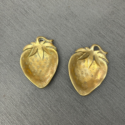 Platitos con forma de frutilla en bronce pesado