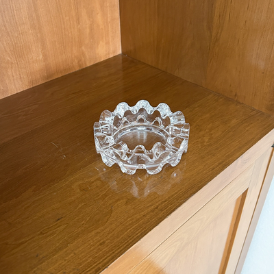 Cenicero de cristal con borde ondulado