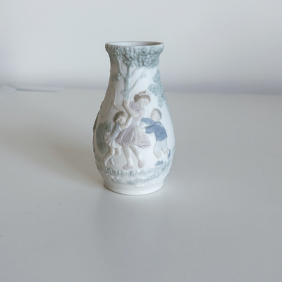 Florero Lladro con relieve de niños jugando