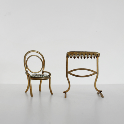 Mesa y silla miniatura de bronce