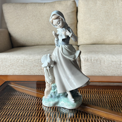 Lladro niña con palomas