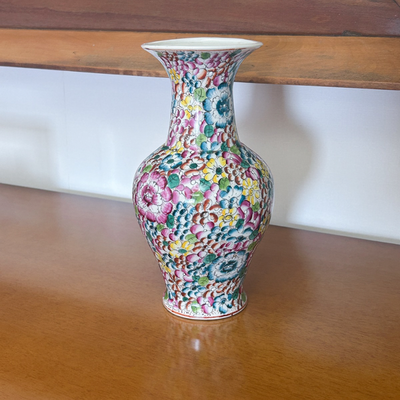 Jarrón de porcelana pintado a mano