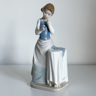 Lladro niña tierna alta planchando
