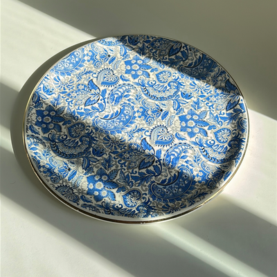 Plato azul ornamental