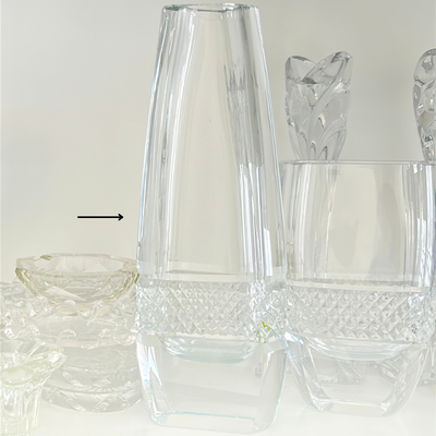 Jarrón de cristal grueso alto con detalle de guarda tallada 