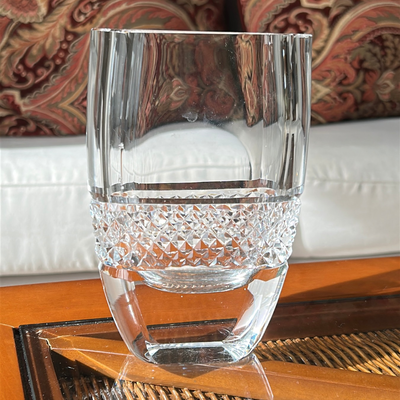 Jarrón de cristal grueso ovalado con detalle de guarda tallada