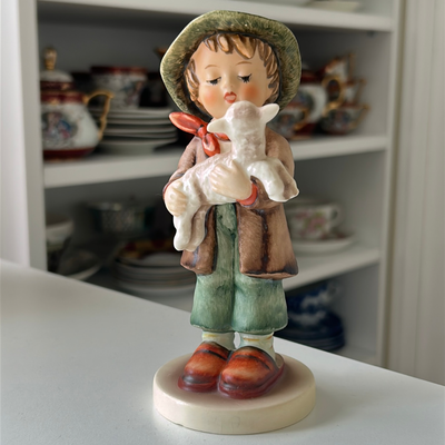 Figura niño pastor con oveja Goebel 