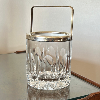 Hielera de cristal con borde plateado y manija