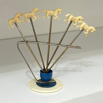 Copetinero antiguo con forma geométrica 