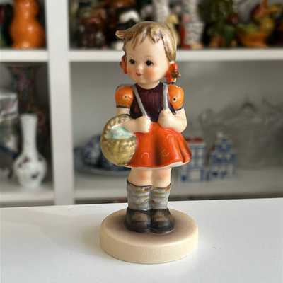 Figura niña que va a la escuela Goebel