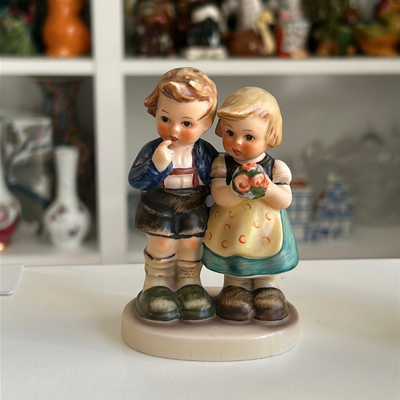 Figura de porcelana pareja enamorada 