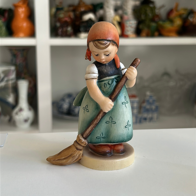 Figura de porcelana pequeña barrendera 