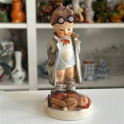 Figura niño doctor con su muñeco Goebel
